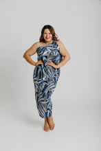 Load image into Gallery viewer, Ess Dress Long - Geo Swirl